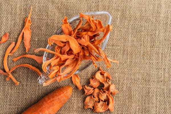 Λαχανικά Καρότο Τσιπ Βρίσκονται Ένα Διαφανές Γυάλινο Μπολ Και Ένα Εικόνα Αρχείου