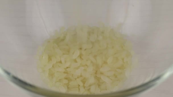 Arroz Grano Que Cae Recipiente Vidrio Transparente — Vídeo de stock