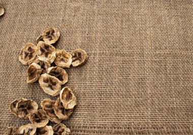 Gri çuval bezinde yuvarlak muz cipsi