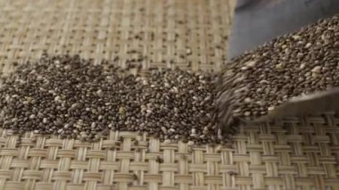 Chia tohumları metal kepçesinden düşer, yakın plan.