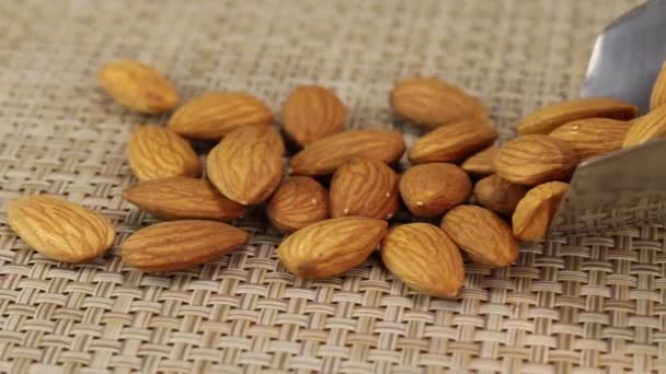 Nueces Almendras Caen Una Cucharada Metal Sobre Una Superficie Mimbre — Vídeo de stock