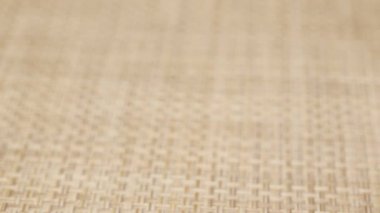 Fındıklı yeşil bir tabak gri bir hasır yüzeye yerleştirilir, yakın plan.