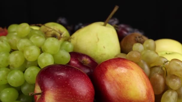 Rode Appels Groene Druiven Grote Granaatappel Draaien Tegen Klok Zijaanzicht — Stockvideo