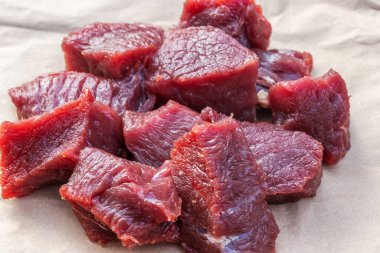 Yemek kağıdının üzerinde bir sürü çiğ et var.