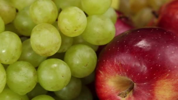 Grüne Trauben Rote Äpfel Leichte Trauben Und Gelbe Äpfel Drehen — Stockvideo