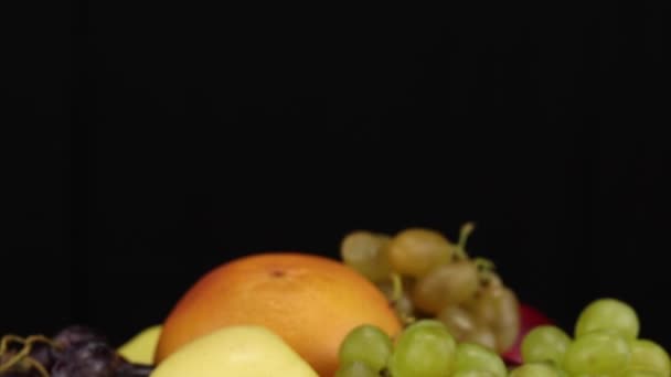Trauben Orange Grapefruit Und Äpfel Drehen Sich Uhrzeigersinn Auf Schwarzem — Stockvideo