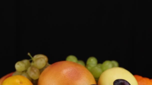 Виноград Яблука Грейпфрут Апельсин Обертаються Годинниковою Стрілкою Чорному Тлі Вид — стокове відео
