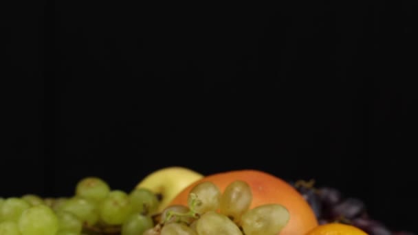 Три Сорти Винограду Яблука Апельсин Грейпфрут Обертаються Годинниковою Стрілкою Чорному — стокове відео