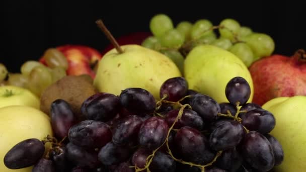 Donkere Druiven Gele Appels Kiwi Lichte Druiven Draaien Tegen Klok — Stockvideo