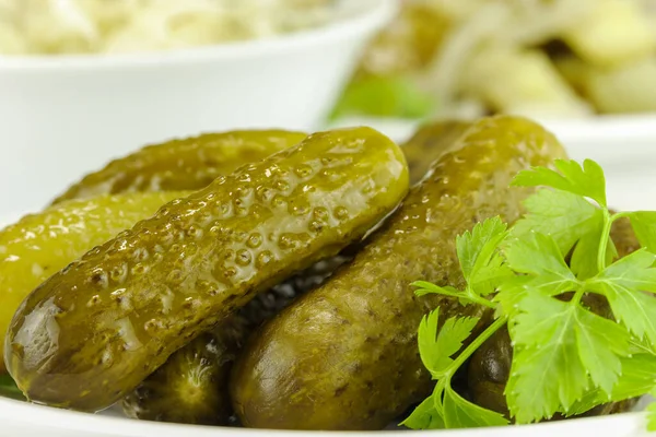 Beyaz tabakta mayalanmış salatalıklar, yan manzara.