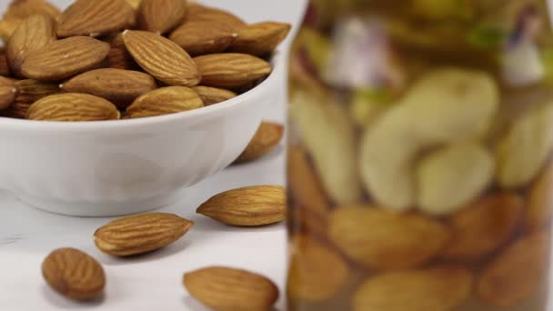 Centrar Traducción Tazón Blanco Con Almendras Frasco Vidrio Con Almendras — Vídeo de stock