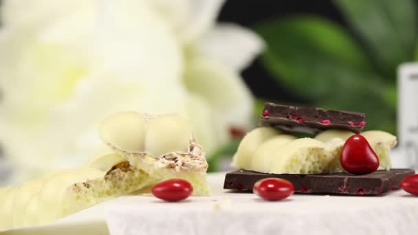 Weiße Luftige Schokolade Schwarze Schokolade Mit Früchten Und Herzförmige Bonbons — Stockvideo