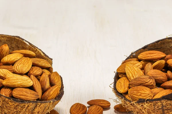 Beyaz arka planda iki yarım hindistan cevizi, yakın plan.