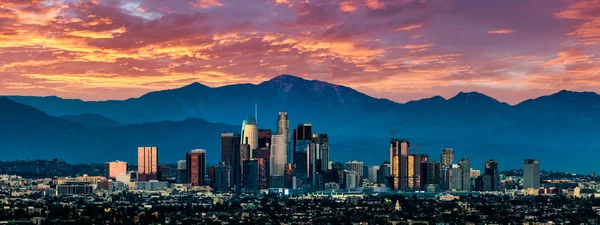 Los Angeles Skyline vid solnedgången — Stockfoto