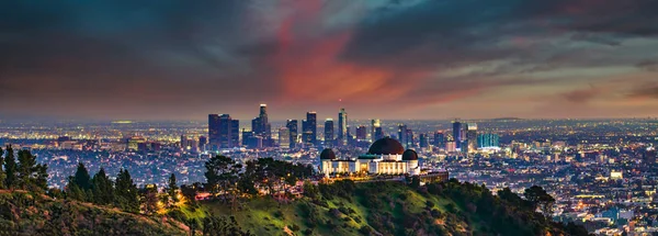 Los Angeles Skyline Panorama från Griffith Park — Stockfoto