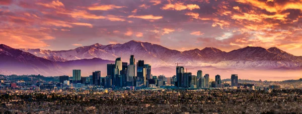 Los angeles Skyline und schneebedeckte Berge — Stockfoto