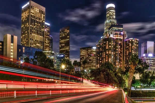 Skyline de Los Ángeles con senderos para semáforos — Foto de Stock