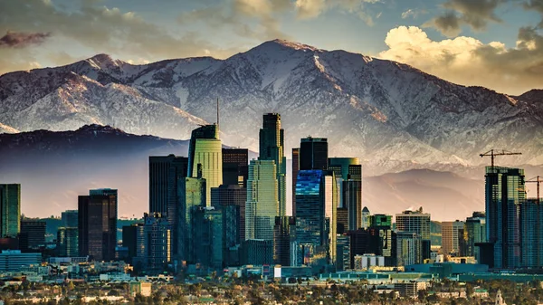 Los Angeles şehir merkezi Skyline ve karlı dağlar