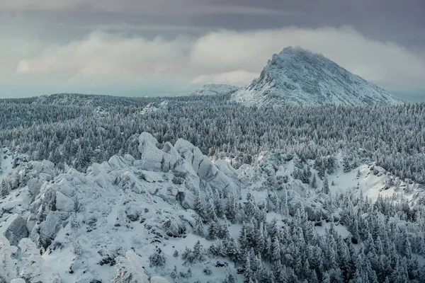 Parque Nacional Taganay Invierno Fondo Cresta Respuesta Montaña Nubes Flotan —  Fotos de Stock