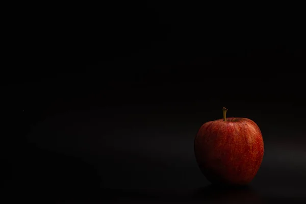 Roter Apfel Aus Dem Garten Auf Schwarzem Hintergrund — Stockfoto