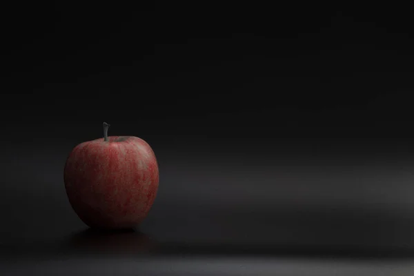 Red Apple Uit Tuin Een Zwarte Achtergrond — Stockfoto