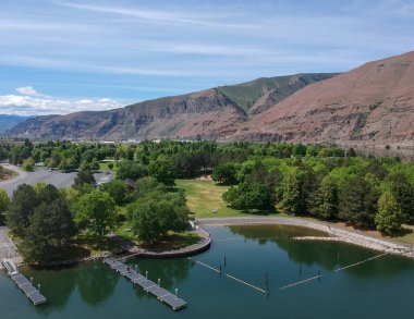Resimli Lincoln Rock State Parkı ve Douglas County Doğu Wenatchee 'deki Entiat Gölü ve Swakane Kanyonu' nun olağanüstü hava fotoğrafları. 