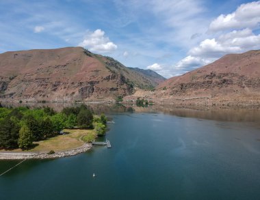 Resimli Lincoln Rock State Parkı ve Douglas County Doğu Wenatchee 'deki Entiat Gölü ve Swakane Kanyonu' nun olağanüstü hava fotoğrafları. 