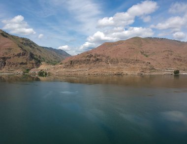 Resimli Lincoln Rock State Parkı ve Douglas County Doğu Wenatchee 'deki Entiat Gölü ve Swakane Kanyonu' nun olağanüstü hava fotoğrafları. 