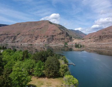 Resimli Lincoln Rock State Parkı ve Douglas County Doğu Wenatchee 'deki Entiat Gölü ve Swakane Kanyonu' nun olağanüstü hava fotoğrafları. 