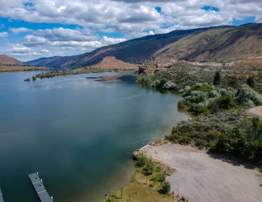 Resimli Lincoln Rock State Parkı ve Douglas County Doğu Wenatchee 'deki Entiat Gölü ve Swakane Kanyonu' nun olağanüstü hava fotoğrafları. 