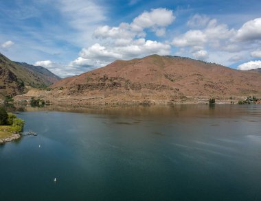 Resimli Lincoln Rock State Parkı ve Douglas County Doğu Wenatchee 'deki Entiat Gölü ve Swakane Kanyonu' nun olağanüstü hava fotoğrafları. 