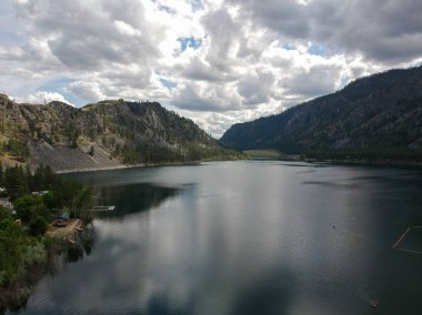 Resimli Alta Gölü Eyalet Parkı 'nın muazzam hava fotoğrafları. İnanılmaz ve parlak mavi gökyüzü kümülüs bulutları yarı çöl arazisi ve Washington' daki dağlarla suya yansıyor.