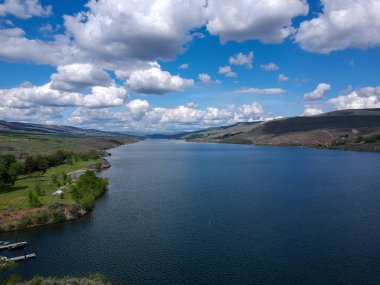 Muhteşem Bridgeport Eyalet Parkı 'nın, Columbia Nehri' nin ve Okanogan County Washington 'daki dramatik gökyüzü ve bulutlarının muhteşem hava resimleri.