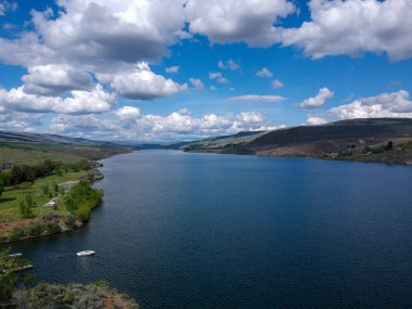 Muhteşem Bridgeport Eyalet Parkı 'nın, Columbia Nehri' nin ve Okanogan County Washington 'daki dramatik gökyüzü ve bulutlarının muhteşem hava resimleri.