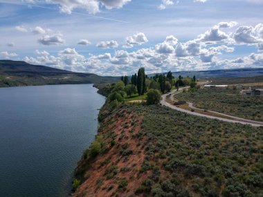 Muhteşem Bridgeport Eyalet Parkı 'nın, Columbia Nehri' nin ve Okanogan County Washington 'daki dramatik gökyüzü ve bulutlarının muhteşem hava resimleri.