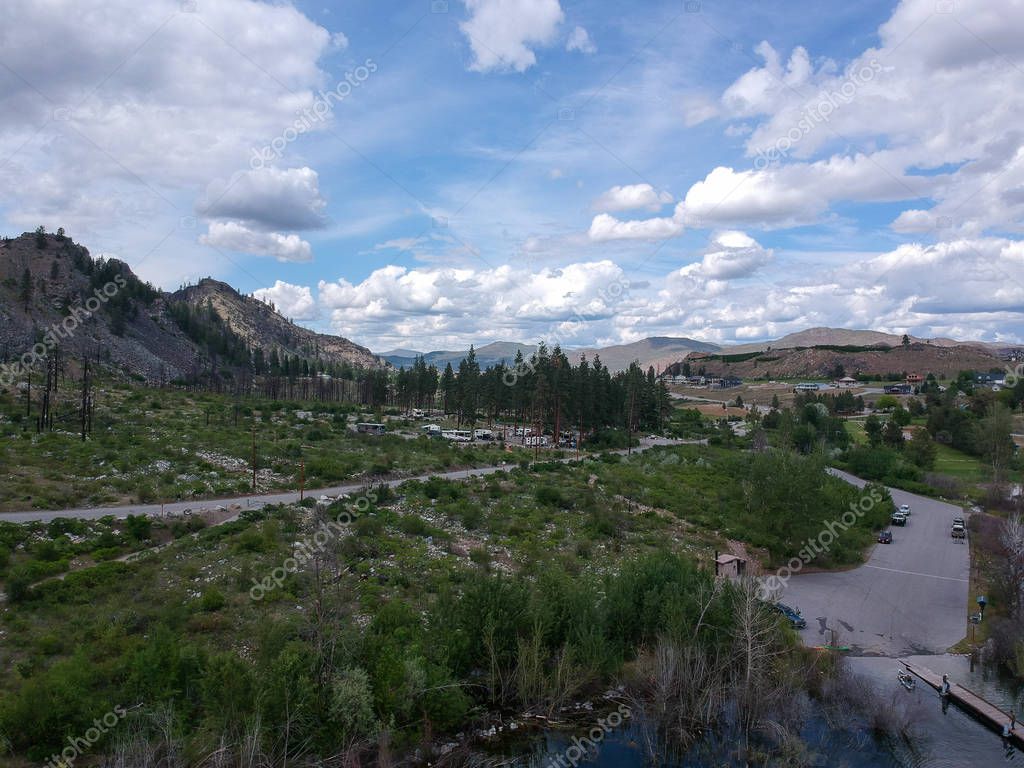 Fotografía aérea notable de Beebe Bridge Park con un cielo azul claro y