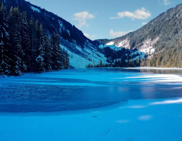 Fryst Delvis Skuggad Talapus Lake Alpine Lake Wilderness Snötäckt Dag — Stockfoto