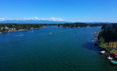 Bonney Gölü Washington 'da güzel bir yaz gününde Man Made Lake Tapps