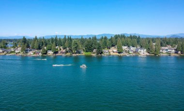 Bonney Gölü Washington 'da güzel bir yaz gününde Man Made Lake Tapps