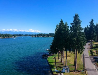 Bonney Gölü Washington 'da güzel bir yaz gününde Man Made Lake Tapps