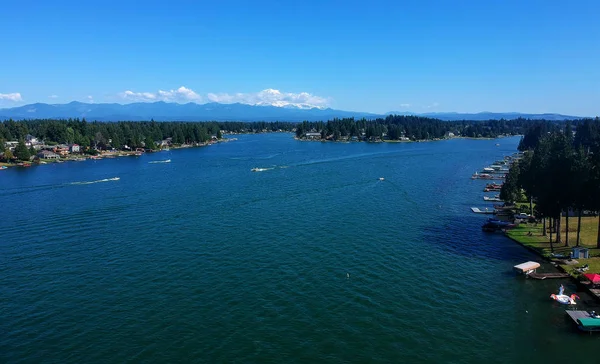 Bonney Gölü Washington 'da güzel bir yaz gününde Man Made Lake Tapps