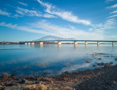 Kennewick-Pasco Washington 'da güneşli bir sabahta mavi gökyüzü ve bulutlarla Columbia Nehri üzerindeki tarihi mavi ve beyaz kemerli köprü.