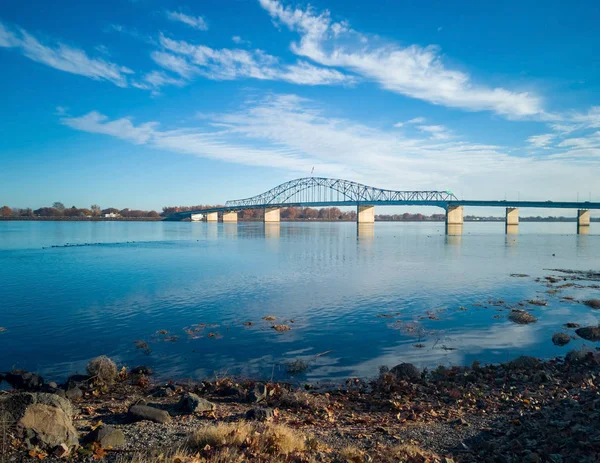 Histórico Puente Azul Blanco Sobre Río Columbia Con Cielos Azules — Foto de Stock