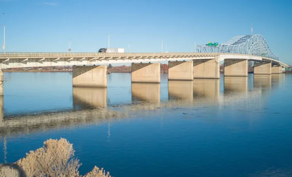 Histórico Puente Azul Blanco Sobre Río Columbia Con Cielos Azules — Foto de Stock