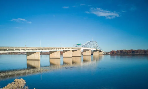 Histórico Puente Azul Blanco Sobre Río Columbia Con Cielos Azules — Foto de Stock