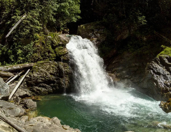位于华盛顿州达林顿斯诺霍米什县山区环路外的一个岩石峡谷中 雷鸣般的翡翠色冲孔瀑布落在北部的福克索河瀑布瀑布上 — 图库照片