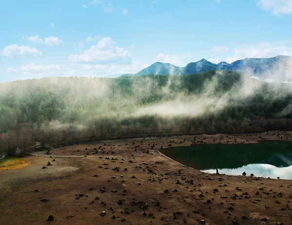 Fotografia Aérea Dramática Lago Rattlesnake Cercado Por Trunfos Árvores Nuvens — Fotografia de Stock