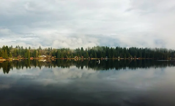 Чудове Озеро Джой Доми Березі Туману Вкриті Довгими Деревами Хмарами — стокове фото