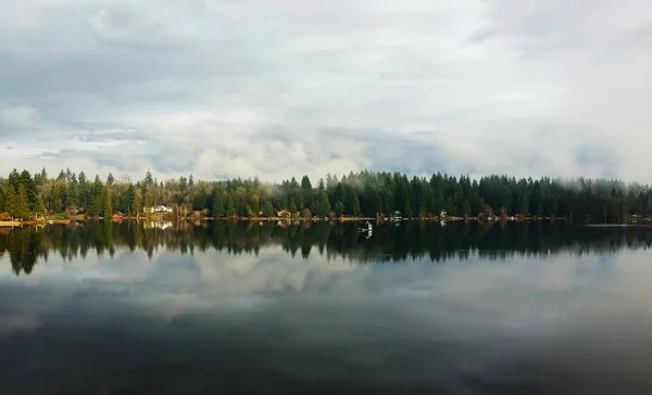 Härlig Sjö Glädje Och Strandnära Hus Dimma Täckt Dag Med — Stockfoto