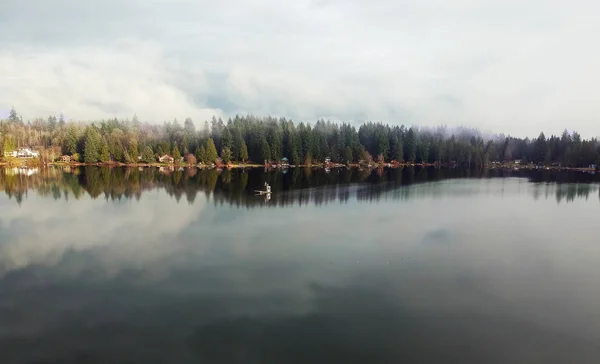 Krásné Jezero Radost Nábřeží Domy Mlhu Zakryté Den Okolními Stromy — Stock fotografie